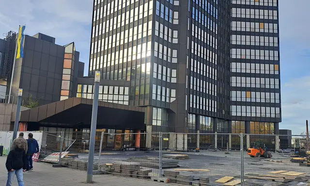 Nicht nur am bald ein halbes Jahrhudert altem Ratshausturm gibt es viele teure Baustellen, die unsere hoch verschuldete Stadt Essen bezahlen muß. Auch an vielen anderen Stellen der Stadt sind Einkünfte z.B. aus der Gewerbesteuer für Essener Unternehmen wichtig, damit aus Stadtplanung auch wirklich Bauarbeiten werden können. Für 900000 Euro könnten schon ziemlich viele Arbeitsstunden in der Kita, auf dem Bau oder im städtischen Ordnungsdienst bezahlt werden. Die geplante Senkung der Gewerbesteuer sollte besser verhindert werden . | Foto: Walter Wandtke