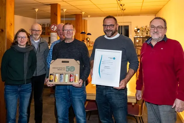 Mitglieder des Kanu Clubs mit zweitem von links: Gustav Hensel, Vorsitzender KSB Wesel,; zweiter von rechts: Preisträger Dieter Schürmann, ganz rechts: Herbert Ickert, Vorsitzender Kanu Club Friedrichsfeld | Foto: KSB Wesel e.V.