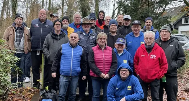 Heinz Pribyl (2.v.r. in rot) und Jan Dorny (Bildmitte letzte Reihe im Hoody) zusammen mit den Teilnehmer:innen In Mönchengladbach.