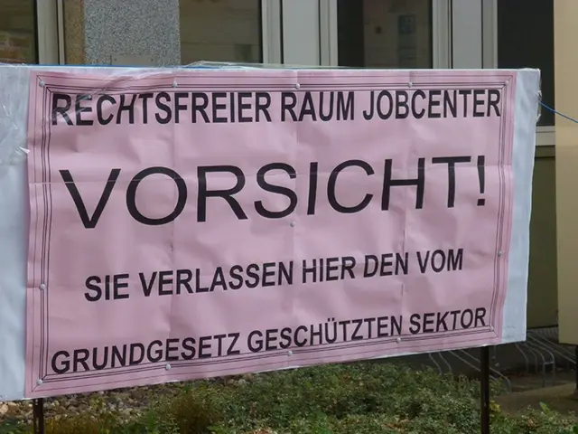 Foto vor dem Jobcenter Märkischer Kreis in Iserlohn | Foto: www.beispielklagen.de 