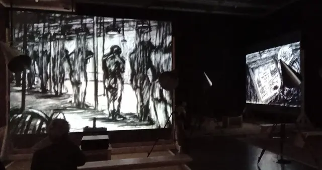 William Kentridge: Minenarbeiter in Duschverschlägen. (Im Ausstellungsraum werden drei Filme parallel gezeigt. Foto: cd 