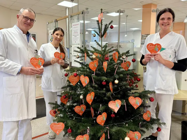 Dr. Ansgar Müller-Chorus (l.), Oberarzt am ITLM, und die Pflegerin Nathalie Schanneck (2.v.l.) sowie MFA Linda Gosewinkel. Sie freuen sich, dass bei der BlutspendeDO in der Weihnachtszeit doppelt geholfen werden kann. | Foto: Klinikum Dortmund