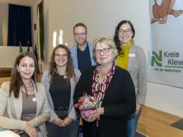 Referentin Dr. med. Stephanie Boßerhoff (vorne), Chefärztin des Sozialpädiatrischen Zentrums (SPZ) Niederrhein, mit André Amourette, Leiter der Abteilung „Jugend und Familie“ sowie dem Organisationsteam des Kreises Kleve um Anne Lamers (v.l.), Hannah van Kempen und Claudia Jennen.  | Foto: Kreis Kleve / Gerhard Seybert