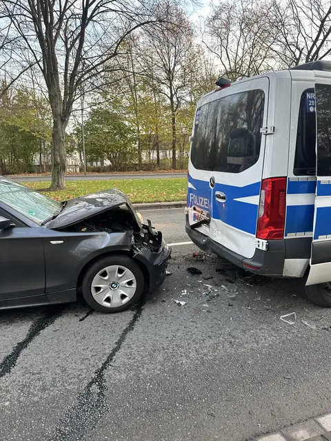Sowohl das Fahrzeug des mutmaßlichen Unfallverursachers, als auch das Polizeifahrzeug wurden bei dem Auffahrunfall beschädigt.  | Foto: Polizei Gelsenkirchen