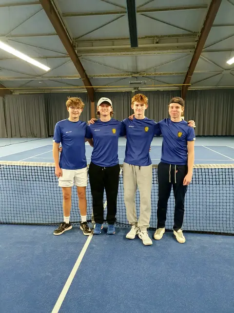 Die U18 Jungen des Netzballvereins freuen sich über den dritten Sieg und die Tabellenführung in der Bezirksliga: Von links nach rechts: Marlon Eick, Justus Brackmann, Luis Bischoff und Leon Scheffels.
 | Foto: Ihlo (Netzballverein)