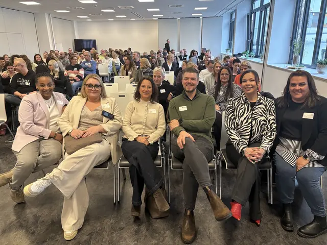 Das Pflegeteam des EVA Ruhr im gut besuchten Seminarzentrum: v.li.: Dina Lakew, Kim Kaiser, Beate Schlüter, Kevin Strenger und Mirka Fehring (re.), gemeinsam mit Selma Güngör (2.v.re.), Antirassismus- und Diversity-Trainerin.