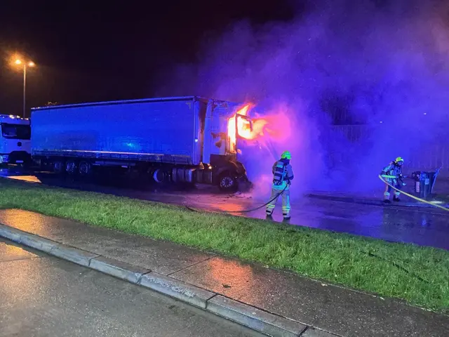 Einsatz an Tankstelle -LKW in Vollbrand | Foto: Fuerwehr Bottropresse 