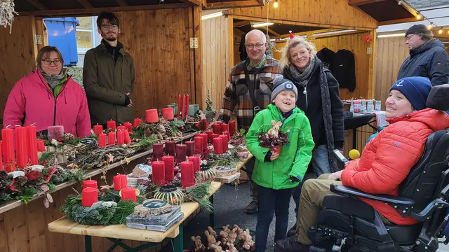 Adventsdekoration aus dem Berufsbildungswerk gehörte zum breiten Angebot auf dem inklusiven Adventsmarkt in Volmarstein.