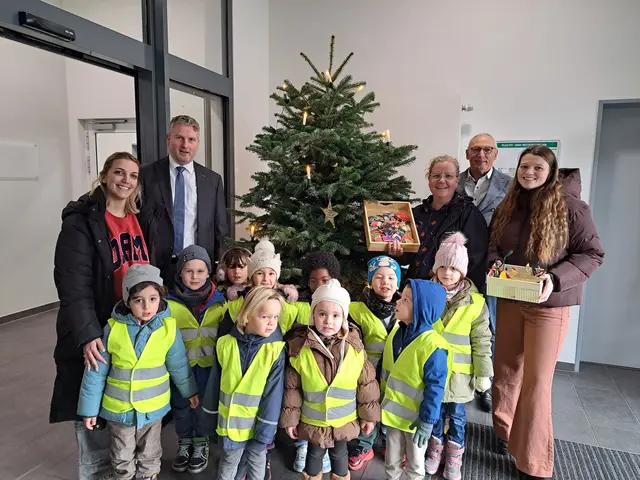 Geschäftsführer Gerhard Glock und der Theologische Direktor Frank Obenlüneschloß begrüßten den Nachwuchs und die Mitarbeiterinnen aus der Ev. KiTa am EvK. (Foto: EvK Herne)