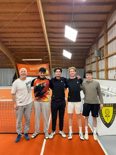 Die 1. NBV Herren haben mit dem 4:2 Sieg über den Gladbacher HTC einen wichtigen Meilenstein in Richtung Aufstieg in die Niederrheinliga geschafft. Von links nach rechts: Holger Zühlsdorff, Ilian Mechbal, Maximilian Jacob, Matthieu Wehner und Jannik Schmock. | Foto: Ihlo (Netzballverein)