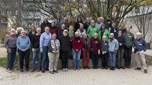 Die Teilnehmer des BUND NRW-Kreisgruppenforums in Düsseldorf. Vorne, siebente von rechts Regina Großefeste, in der Reihe direkt dahinter im hellen Pullover Angelika Eckel von der BUND-Kreisgruppe Wesel.  | Foto: © Philipp Kotthoff