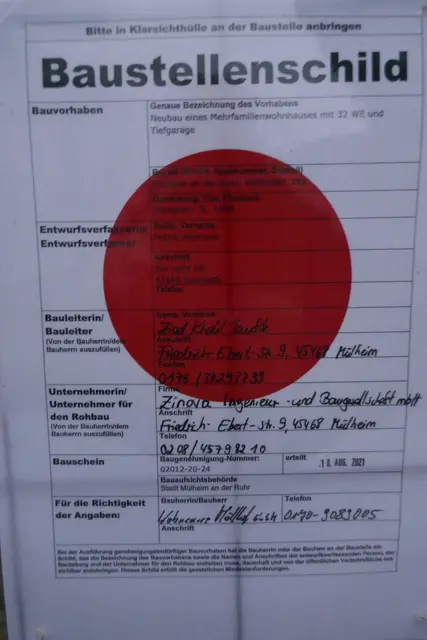 Kürzlich wurde dieses geänderte Baustellenschild an der Möllhofstr. in Dümpten angebracht. 