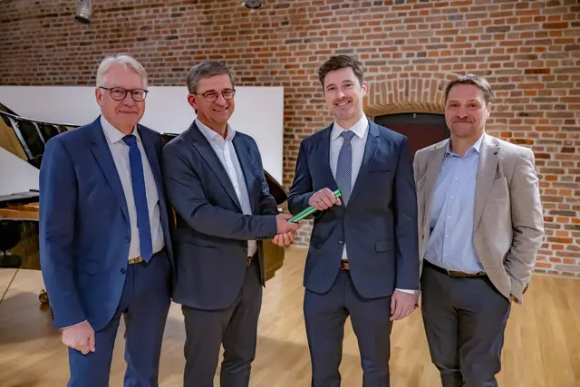 Staffelstabübergabe in der Klinik für Innere Medizin – konservative Kardiologie, Nephrologie und Dialyse am EVK Wesel: Dr. med. Rüdiger Schmidt (2. v. li.) übergibt an den neuen Chefarzt Dr. med. Thomas Singer (2.v.re.). Es freuen sich der Ärztliche Direktor Dr. med. Olaf Hansen (li.) sowie Geschäftsführer Heino ten Brink. | Foto: @Gesundheitscampus Wesel 