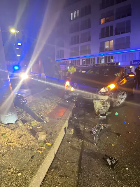 Der verunfallte Mercedes auf der Husemannstraße.
 | Foto: Polizei Gelsenkirchen