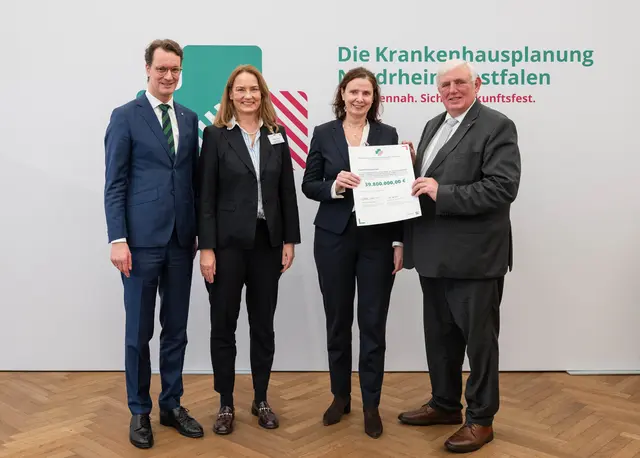 Bei der Übergabe des Förderbescheids des Landes NRW in Höhe von 39,8 Mio. Euro (v. l. n. r): NRW-Ministerpräsident Hendrik Wüst, Simone Lauer und Dr. Sabine Edlinger, Geschäftsführerinnen der St. Elisabeth Gruppe, sowie NRW-Gesundheitsminister Karl-Josef Laumann.  | Foto: Land NRW / Mark Hermenau