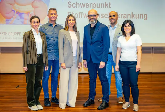 Begrüßten die Teilnehmer der Fachveranstaltung „Internistische Allgemeinmedizin – Schwerpunkt Stoffwechselerkrankung“ des St. Anna Hospital Herne: Dr. Panagiota Zgoura (3. v. l.), Chefärztin der Klinik für Innere Medizin, und Dr. Viktor Rempel (3. v. r.), Chefarzt der Klinik für Gastroenterologie, gemeinsam mit weiteren Experten. | Foto: St. Elisabeth Gruppe