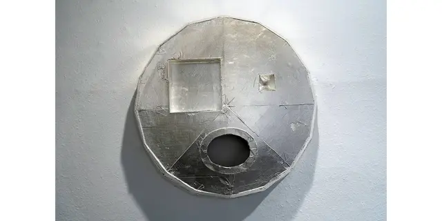 Titel: M.91 von Künstler Michael Sailstorfer

Bild im Lokalkompass vom Artikel:“Installation - 10 Iserlohner Kunstpreis. Freedom Fries am Arbeitsplatz von Künstler Michael Sailstorfer – neue Ausstellung im Kunstverein Villa Wessel in Iserlohn.“