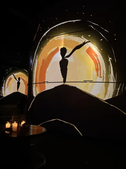 Nicolas Charlin, der Produktionsleiter, erklärt: "Saint Exupéry spricht die großen Themen und Fragen an, 
die die Menschheit seit Jahrhunderten bewegen.  Gleichzeitig gibt er eine Antwort, die für alle verständlich ist: „Das  Wesentliche ist für die Augen unsichtbar, man sieht nur mit dem Herzen gut.“ | Foto: Andrea Rosenthal