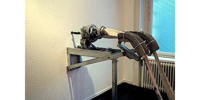 Titel: Freedom Fries am Arbeitsplatz von Künstler Michael Sailstorfer

Bild im Lokalkompass vom Artikel:“Installation - 10 Iserlohner Kunstpreis. Freedom Fries am Arbeitsplatz von Künstler Michael Sailstorfer – neue Ausstellung im Kunstverein Villa Wessel in Iserlohn.“