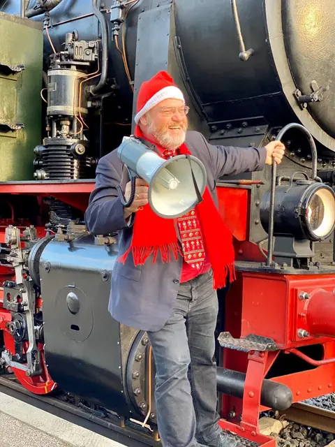 Grenzenloser Einsatz bei Rolf Fliß, wenn die  Bahn
pickepacke voll mit staunenden Kindern war und  Geschenke vom Nikolaus Rolf Fliß bekamen | Foto: Privat