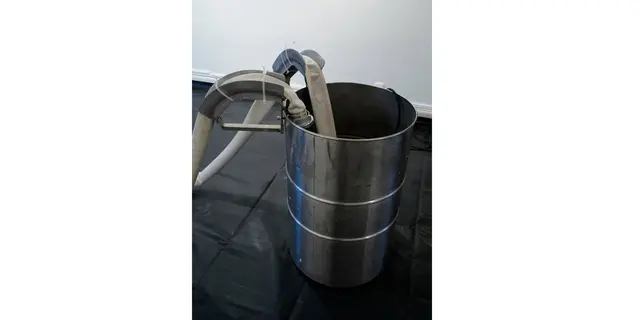 Titel: Freedom Fries am Arbeitsplatz von Künstler Michael Sailstorfer

Bild im Lokalkompass vom Artikel:“Installation - 10 Iserlohner Kunstpreis. Freedom Fries am Arbeitsplatz von Künstler Michael Sailstorfer – neue Ausstellung im Kunstverein Villa Wessel in Iserlohn.“