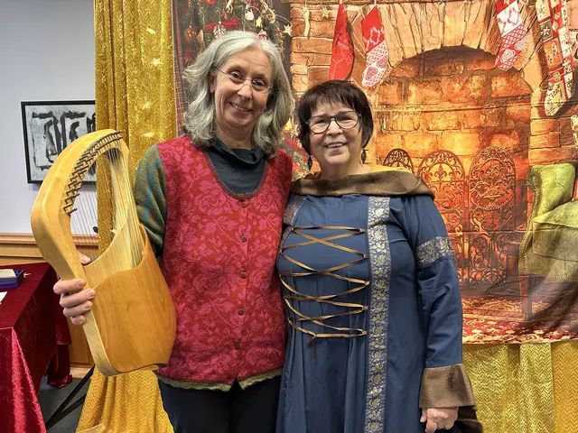 Mechthild Röll (l.) und Mechthild Pietsch beim Märchennachmittag für Senioren. Foto: Stadt Hattingen