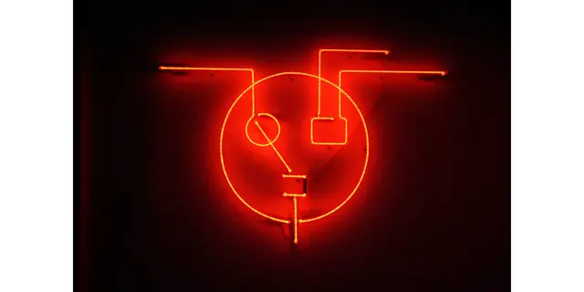 Titel: Einfacher Stromkreis Rot von Künstler Michael Sailstorfer

Bild im Lokalkompass vom Artikel:“Installation - 10 Iserlohner Kunstpreis. Freedom Fries am Arbeitsplatz von Künstler Michael Sailstorfer – neue Ausstellung im Kunstverein Villa Wessel in Iserlohn.“