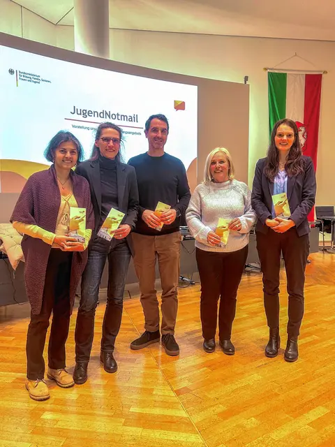 v.l.: Dr. Anjali Scholten (Leitung Fachbereich Gesundheit und  Verbraucherschutz), Martina Soddemann (Erste Beigeordnete für Jugend und Soziales, Bildung, Integration und Kultur), Jakob Kalinowsky 
(Geschäftsführung JugendNotmail), Anja Engelhardt (Vorsitzende des Jugendhilfeausschusses) und Dr. Ilga Opterbeck (Leitung Beratungszentrum Rat am Ring) freuen sich über die Kooperation der Stadt Hagen und dem Angebot JugendNotmail.  Foto: Stadt Hagen