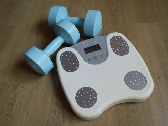 Gewichtswaage mit Körperfettmessung und zwei  Kurzhanteln je 3 kg. (Symbolbild zum Beitrag) | Foto: Siegmund Walter, 05.12.2025, 11:10 Uhr