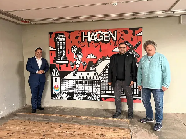 (v.l.) Oberbürgermeister Dennis Rehbein, Henning Keune, Bau- und Sportdezernent der Stadt Hagen, und Ralf Kriegel, stellvertretender Leiter des Servicezentrums Sport der Stadt Hagen, vor dem Erinnerungsbild an die FISU. Foto: Franziska Michels/Stadt Hagen