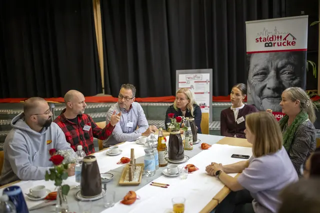 Beim Projektstammtisch tauschten sich Vertreterinnen und Vertreter der Wohnungswirtschaft und sozialer Träger über ihre gemeinsame Arbeit für wohnungslose Menschen aus. | Foto: Vonovia / Stachelhaus