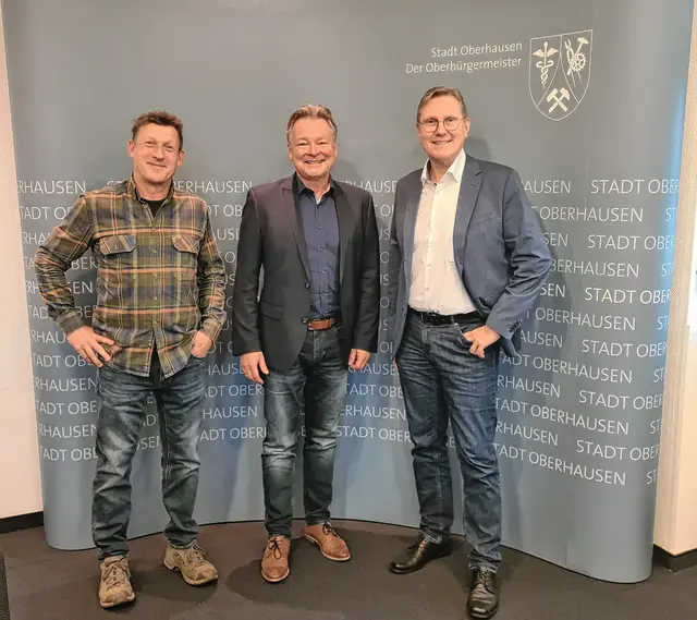 Die beiden Vereinsvorsitzenden, Axel Schmiemann (rechts) und Peter Emmel (links), nutzten die Gelegenheit, um dem Oberbürgermeister die Ziele sowie aktuelle Projekte der Interessengemeinschaft vorzustellen. Foto: CityO.