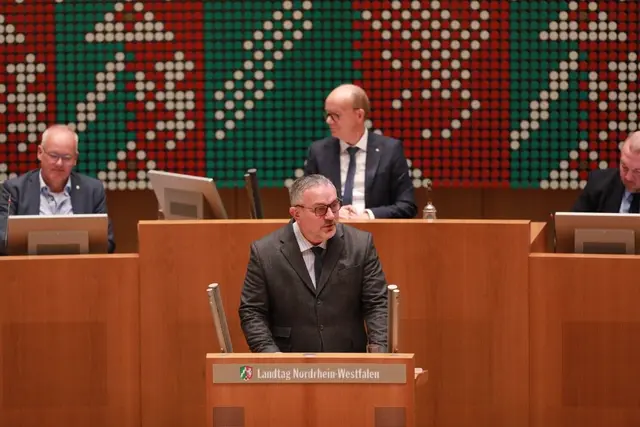 Wilhelm Hausmann am Rednerpult des Nordrheinwestfälischen Landtags  | Foto: CDU-Landtagsfraktion NRW