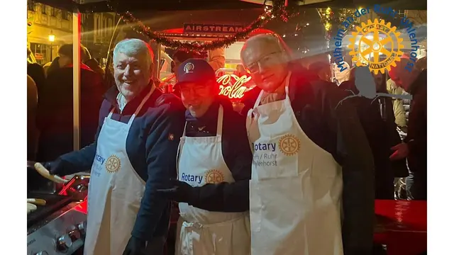v.l.n.r. R. Gerlach, Dr. F. Hoffmann, Dr. R. Scherello grillen für den guten Zweck | Foto: RCMHU