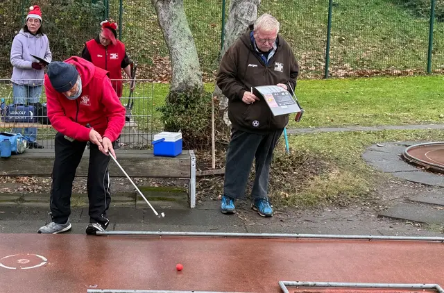 Willi Hettrich (l) beim Ass an Bahn 9.