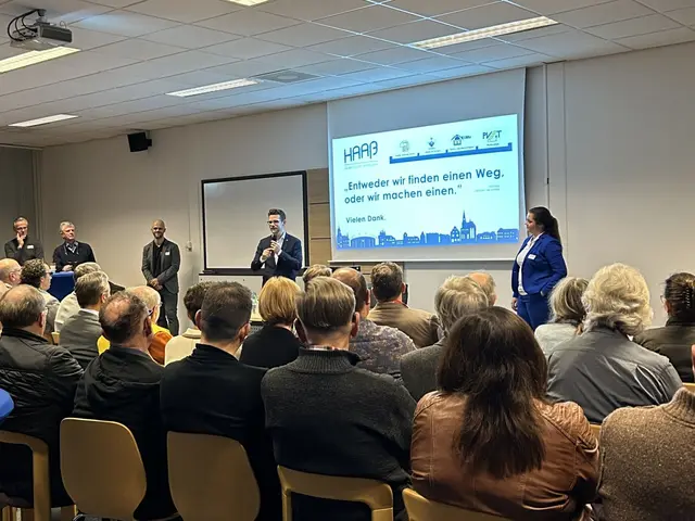 OB Felix Heinrichs, rechts neben ihm Kathrin de Blois 
Rechte: Haaß