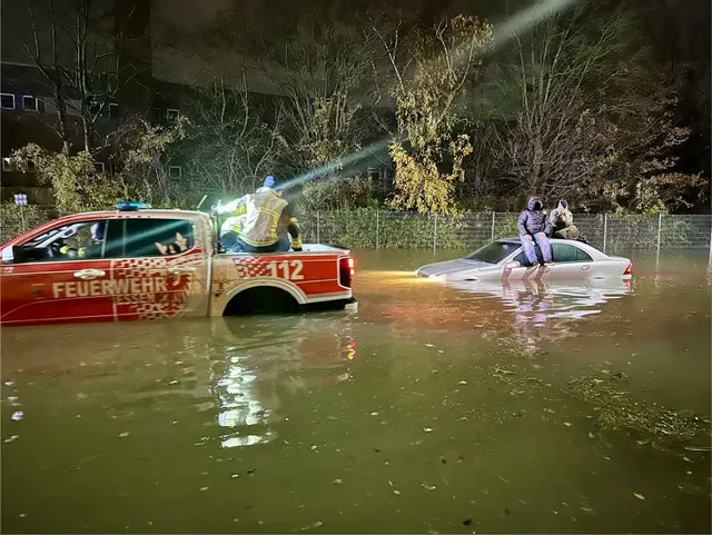 Feuerwehr rettet zwei Personen mit Pickup; | Foto: Feuerwehr Essen