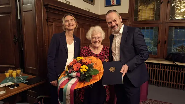 Landrätin Dr. Bettina Warnecke (links) überreichte stellvertretend für Bundespräsiden Frank-Walter Steinmeier das Bundesverdienstkreuz an Rosemarie "Pujan" Lenz. Hildens Bürgermeister Dr. Claus Pommer lud dazu zum Stadtempfang. | Foto: Gerling