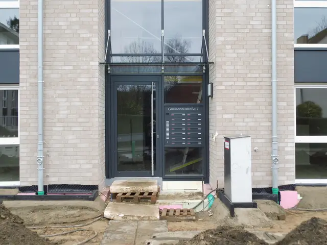 Eingangsbereich/Hauseingangstür Mehrparteienhaus Gneisenaustraße 7, 46485 Wesel.
Bausachstand: 06.12.2025 | Foto: Siegmund Walter, 06.12.2025