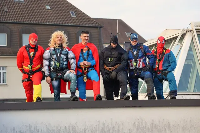 Superhelden auf dem Dach des Krankenhauses; | Foto: Feuerwehr Essen