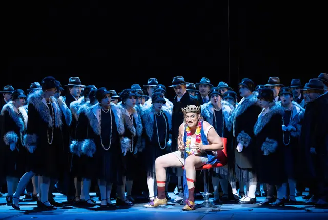 Überzeugt in der Titelpartie des Goldschmieds Cardillac: Heiko Trinsinger, im Hintergrund der Opernchor des Aalto-Theaters.

 | Foto: Matthias Jung