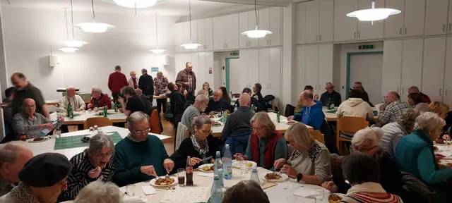 Ein gemeinsames adventliches Abschiedsessen mit zahlreichen Ehrenamtlichen und…