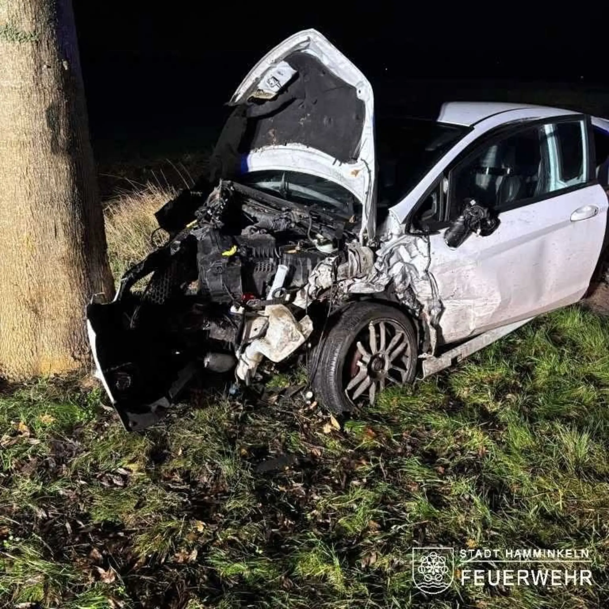 Person eingeklemmt: Schwerer Verkehrsunfall mit drei verletzten ...