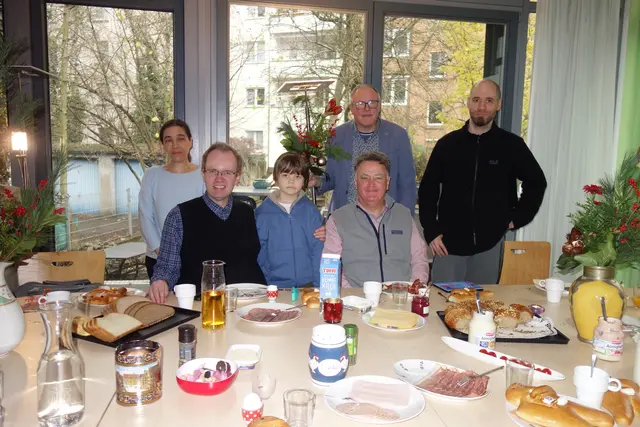 Bürgerfrühstück  Lüttringhaus. Einlader Olaf Jasser 2. re. ,
Prof. Rainer Büscher, vorn sitzend re., Universitätskinderklinik Essen, stellte das Gesundheitspräventionsprojekt MEDdirect (www.meddirect-essen.de)  vor.  | Foto: Privat