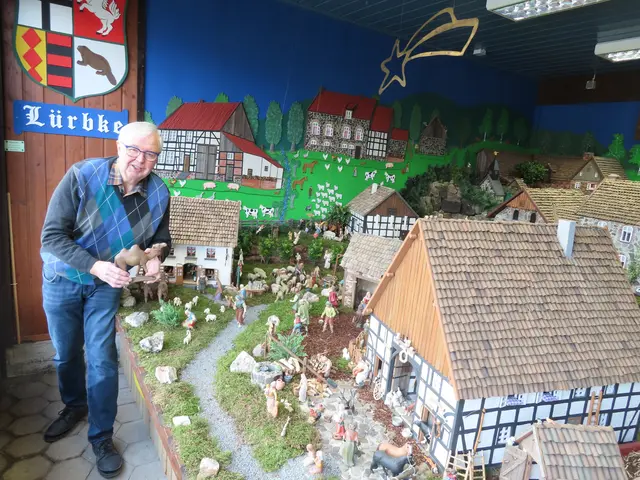 Krippenbauer Ulrich Ostermann vor der von ihm erstellten Krippenlandschaft. | Foto: Ulrich Ostermann