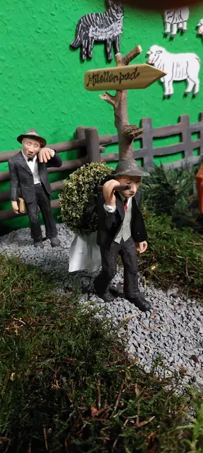 Trauernde Söhne unterwegs auf dem Mühlenpfad, zum Friedhof.