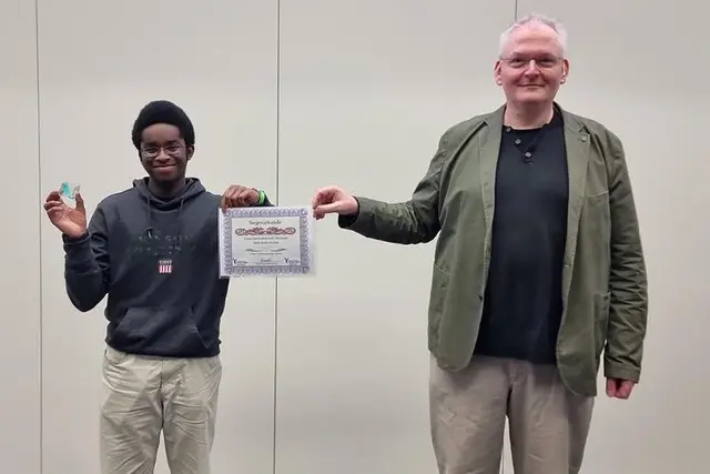 Gewinner des Informatikwettbewerbs Mark Annin-Steinke, dualer Student der Verwaltungsinformatik bei der Stadt Herne mit Prof. Dr. Ulrich Greveler  | Foto: Lennartz_HSRW