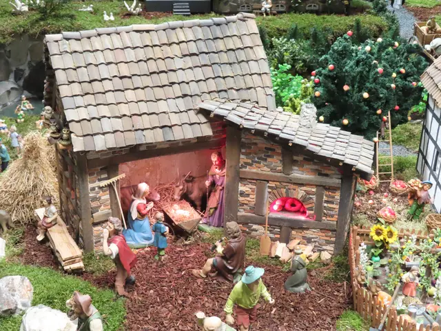 Die Hl. Familie bei Ochs und Esel im Stall.