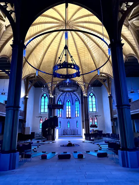 Das Foto zeigt die stimmungsvoll  beleuchtete Meidericher Kirche vor einem Yoga-Abend.
Foto: kirche-meiderich.de
