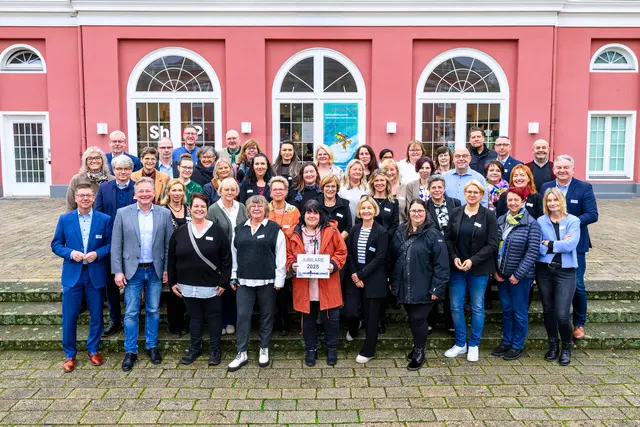 Der Oberbürgermeister (vorne, 2. v.li.) mit den Jubilarinnen und Jubilaren | Foto: Foto: Stadt Oberhausen/Tom Thöne
